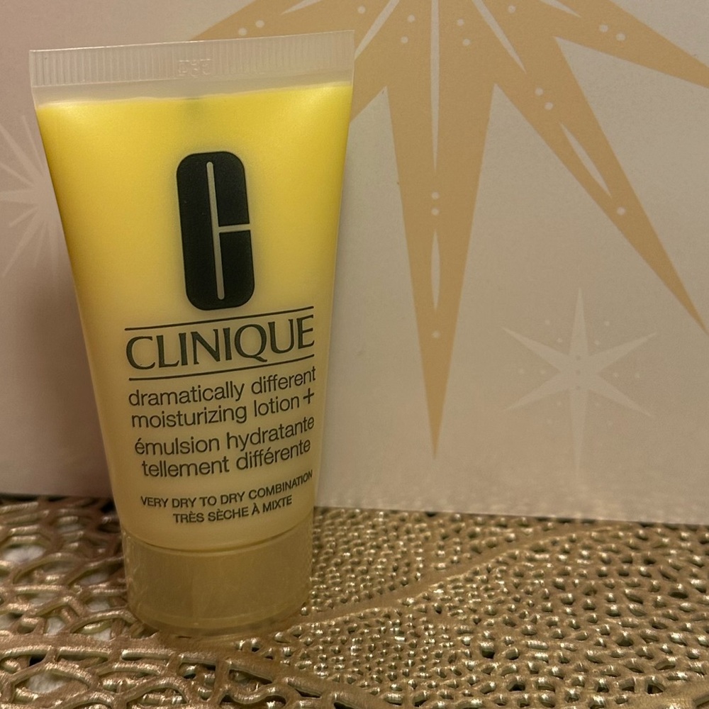 5/$25 Clinique Dramatically Different Moisturizing Lotion - 30ml